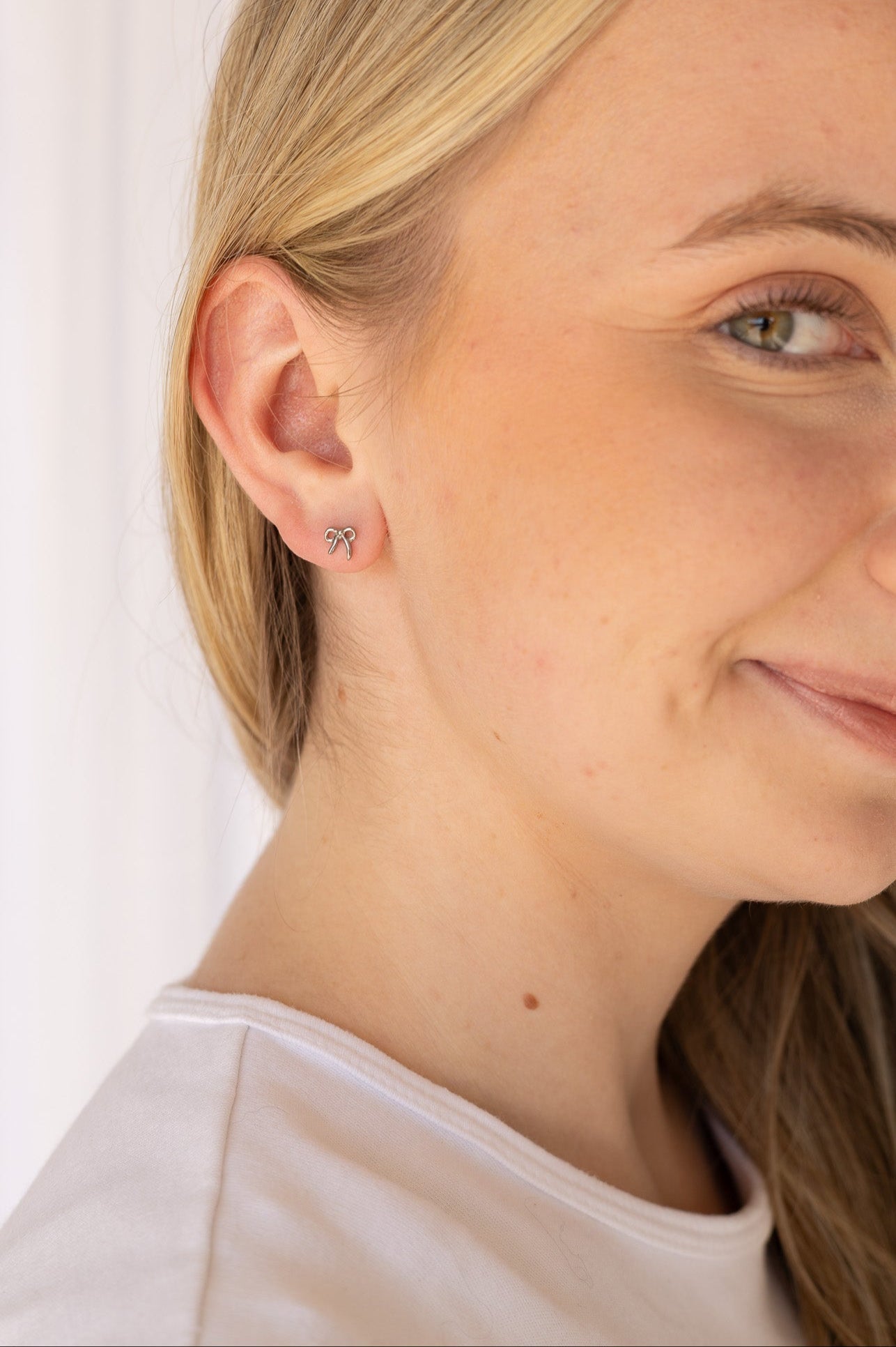 Bow Flat Back Stud 2.0